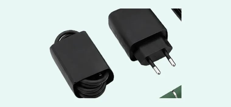 Ladegerät und Kabel des Bleta-Tablets