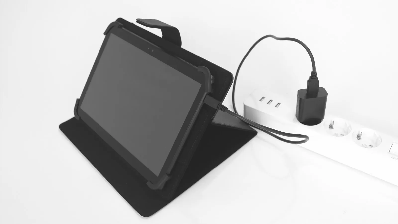 Das Tablet lädt, aufgestellt in seiner Hülle und an eine Steckdose angeschlossen