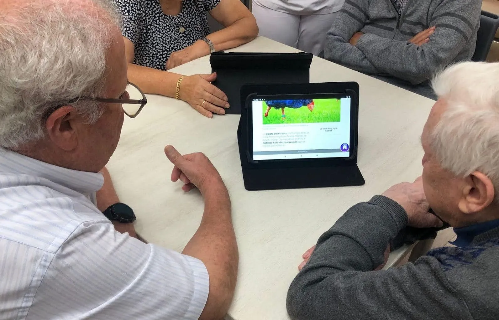 Eine Person nutzt das Bleta-Tablet unterwegs