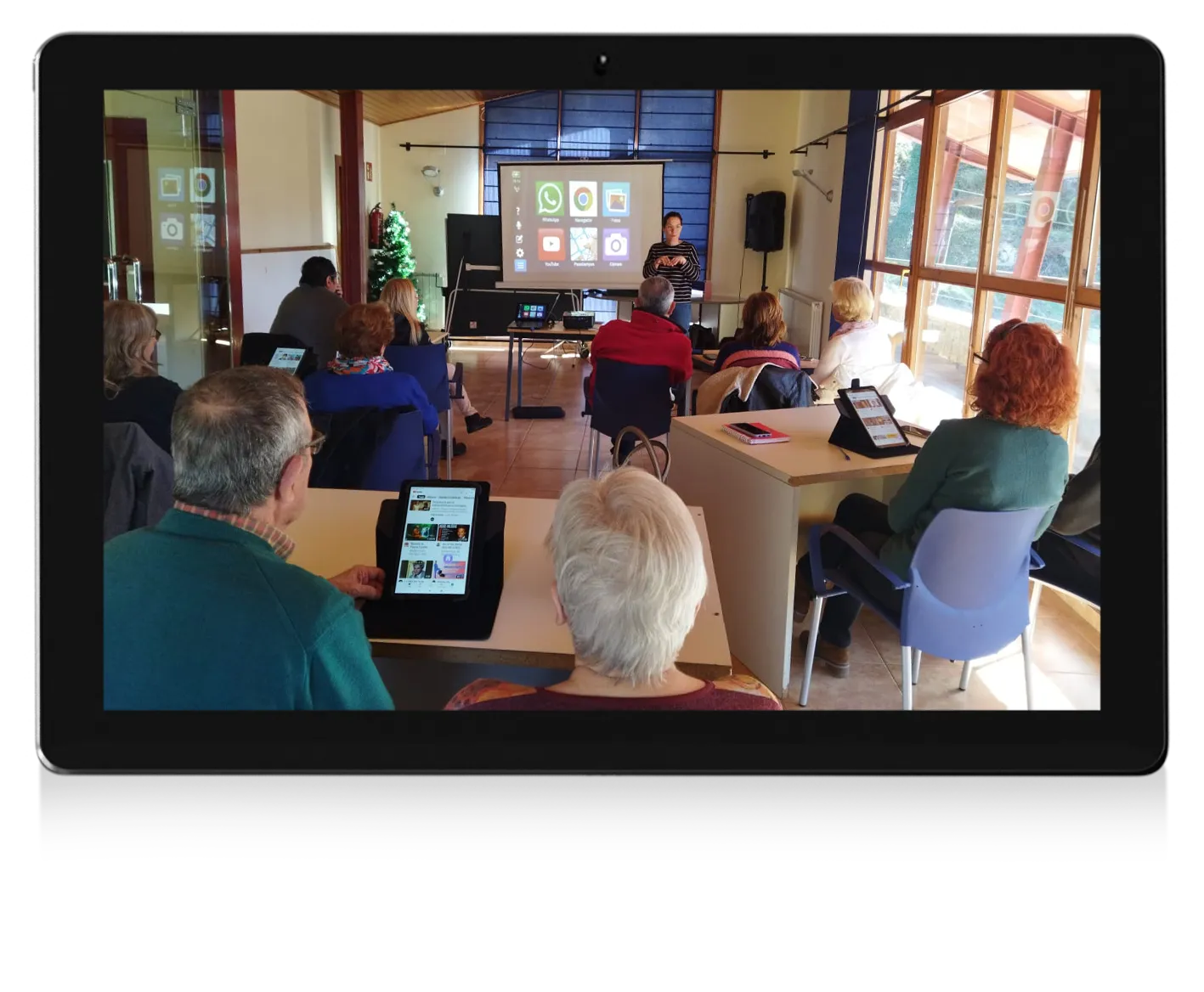 Una tablet muestra un taller digital para personas mayores