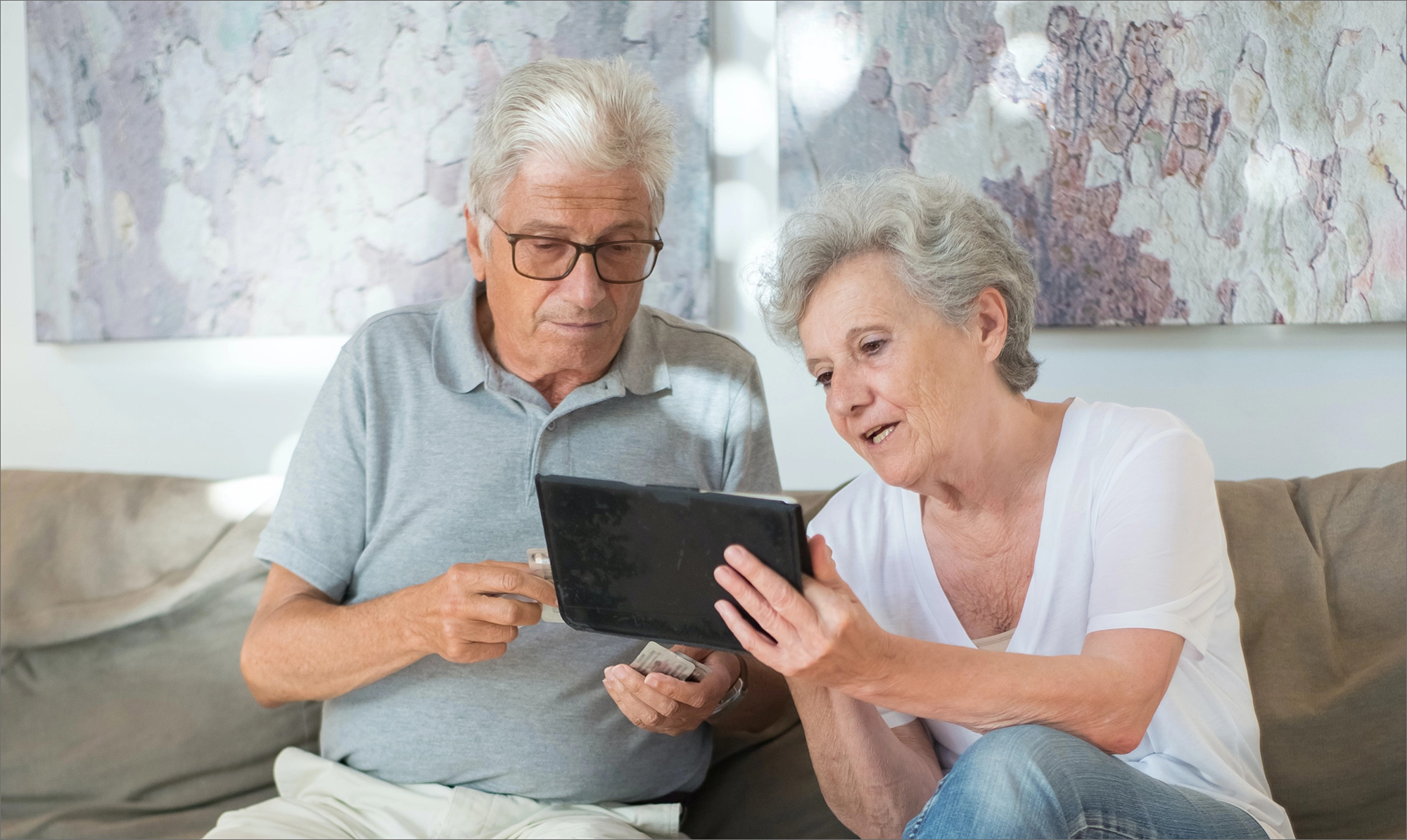 Dos personas mayores usando la tablet Bleta