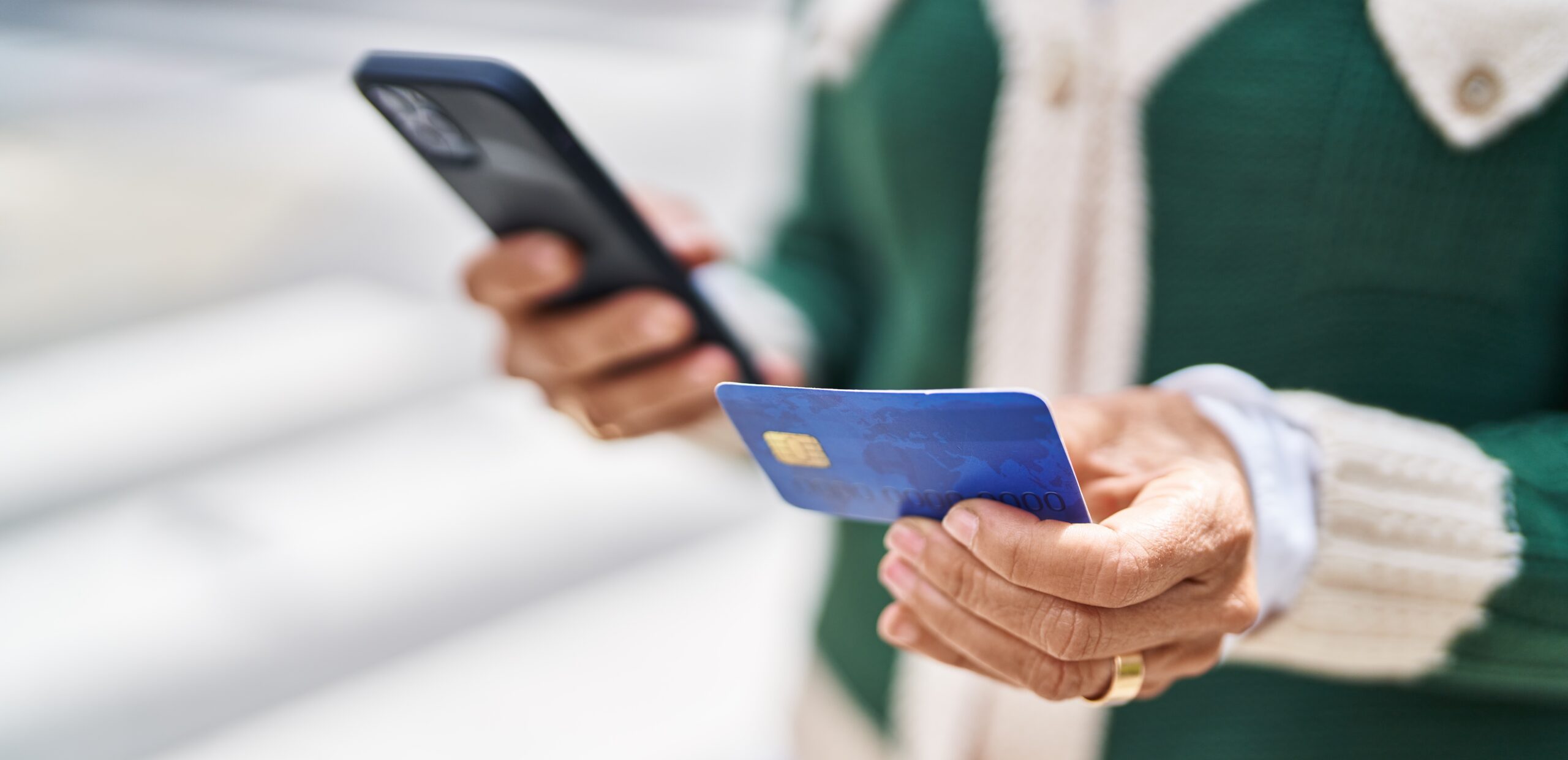 Mujer mayor usando tarjeta de crédito en un smartphone