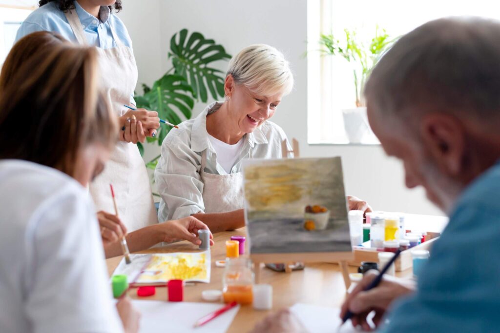 Personas reunidas haciendo manualidades en casa