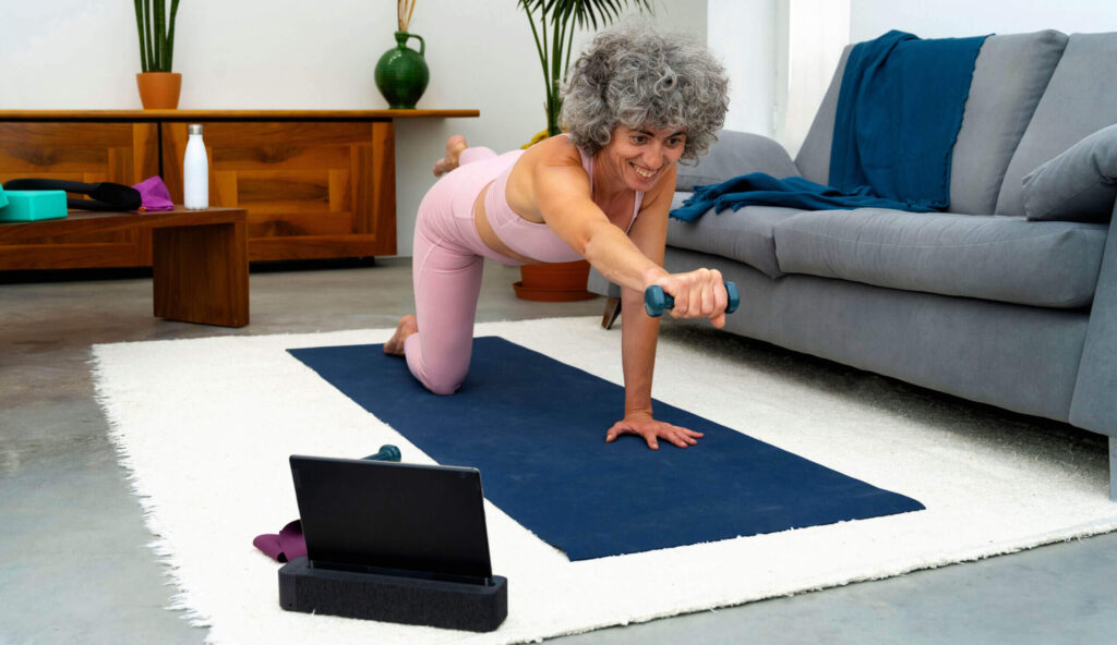 Mujer haciendo ejercicio con las mejores apps deporte para personas mayores