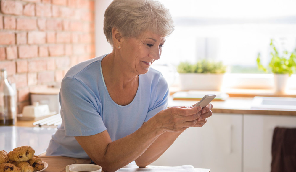 Mujer usando apps de entretenimiento accesibles para personas mayores