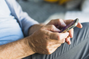 telefono movil mano hombre
