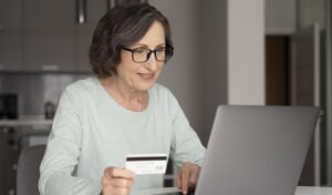 mujer compra por-ordendor