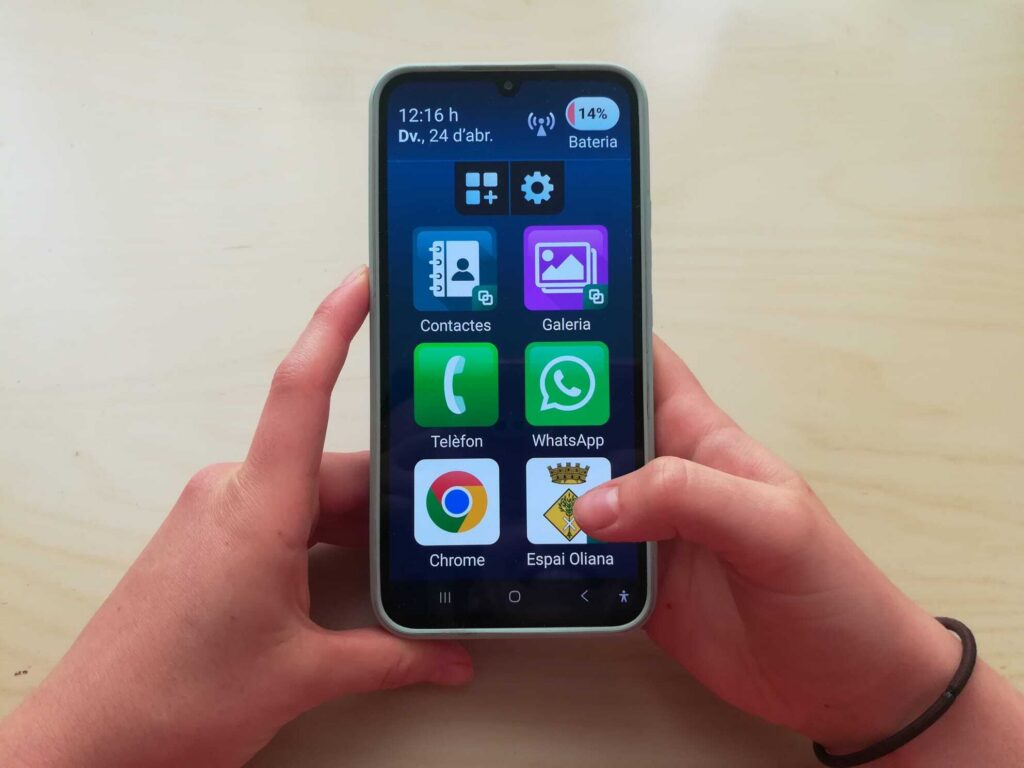 Manos con móvil Bleta