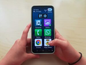 Manos con móvil Bleta